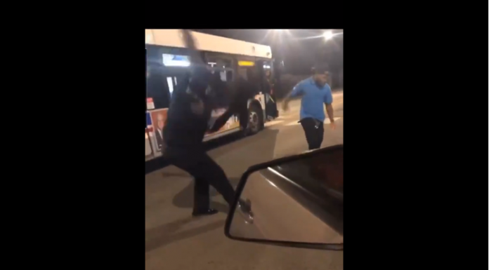 VIDEO. Fix de asta nu e bine să te pui cu șoferii de autobuz! VIDEO. Fix de asta nu e bine să te pui cu șoferii de autobuz!