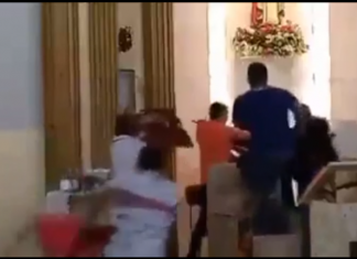 VIDEO. Ce fac credincioșii când intră un hoț în biserică VIDEO. Ce fac credincioșii când intră un hoț în biserică