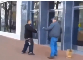 VIDEO. Fii atent cum te trimite bunicu’ la culcare dintr-o singură mișcare! VIDEO. Fii atent cum te trimite bunicu' la culcare dintr-o singură mișcare!