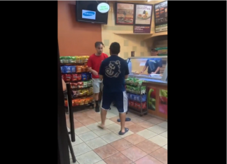 VIDEO. L-a făcut KO în Subway, încălțat în șlapi. După, și-a comandat liniștit de mâncare. VIDEO. L-a făcut KO în Subway, încălțat în șlapi. După, și-a comandat liniștit de mâncare.