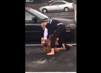 VIDEO BRUTAL. De ce s-ar lua la bătaie 2 femei pe stradă? VIDEO BRUTAL. De ce s-ar lua la bătaie 2 femei pe stradă?