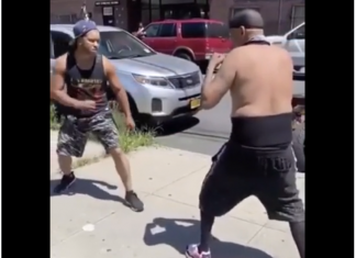 VIDEO. A trimis la culcare 2 tipi pe stradă în New York! VIDEO. A trimis la culcare 2 tipi pe stradă în New York!