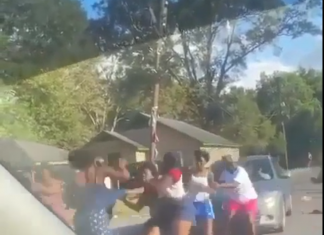 VIDEO. Cea mai ciudată bătaie în grup pe care o s-o vezi vreodată! A dat mașină peste ei! VIDEO. Cea mai ciudată bătaie în grup pe care o s-o vezi vreodată! A dat mașină peste ei!