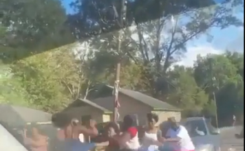 VIDEO. Cea mai ciudată bătaie în grup pe care o s-o vezi vreodată! A dat mașină peste ei! VIDEO. Cea mai ciudată bătaie în grup pe care o s-o vezi vreodată! A dat mașină peste ei!