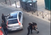 VIDEO. A trimis un polițist la pământ, după care au intervenit colegii pentru a-l imobiliza! VIDEO. A trimis un polițist la pământ, după care au intervenit colegii pentru a-l imobiliza!