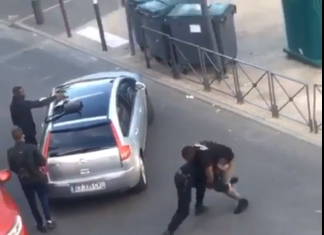 VIDEO. A trimis un polițist la pământ, după care au intervenit colegii pentru a-l imobiliza! VIDEO. A trimis un polițist la pământ, după care au intervenit colegii pentru a-l imobiliza!