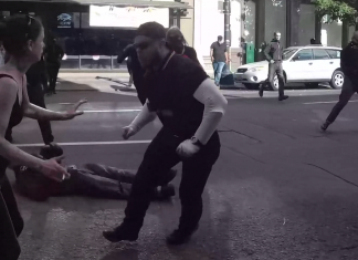 VIDEO. L-a făcut KO pe un tip care l-a atacat cu „vipera” VIDEO. L-a făcut KO pe un tip care l-a atacat cu "vipera"