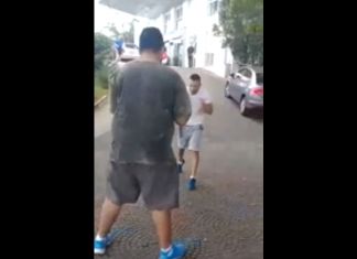 VIDEO. A fost prins furând, după care l-a provocat la bătaie pe acuzator! VIDEO. A fost prins furând, după care l-a provocat la bătaie pe acuzator!