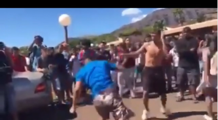 VIDEO. Ai mai văzut vreodată o bătaie de stradă fair play? VIDEO. Ai mai văzut vreodată o bătaie de stradă fair play?