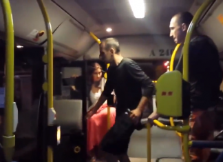 VIDEO. Ai grijă cum te bați în autobuz că s-ar putea să-ți pierzi încălțămintea! VIDEO. Ai grijă cum te bați în autobuz că s-ar putea să-ți pierzi încălțămintea!