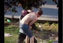VIDEO. S-a legat de un om al străzii și a fost făcut KO dintr-un pumn! VIDEO. S-a legat de un om al străzii și a fost făcut KO dintr-un pumn!