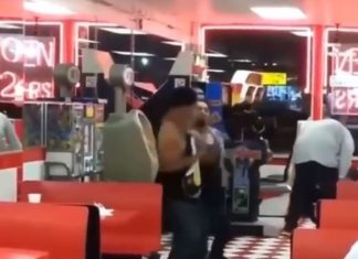 VIDEO. L-a făcut KO în restaurant cu o palmă! VIDEO. L-a făcut KO în restaurant cu o palmă!