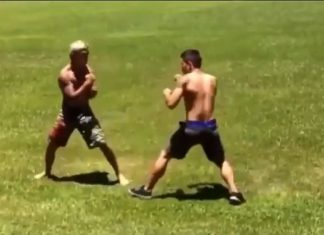 VIDEO. L-a terminat numai cu lovituri de picioare! VIDEO. L-a terminat numai cu lovituri de picioare!