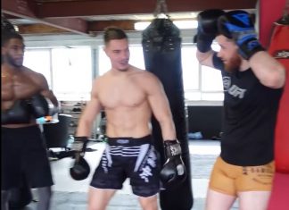 VIDEO. Concurs de încasat lovituri la corp VIDEO. Concurs de încasat lovituri la corp