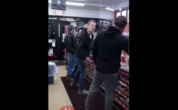 VIDEO. I-a spart o doză de bere în față pentru că e rasist! VIDEO. I-a spart o doză de bere în față pentru că e rasist!