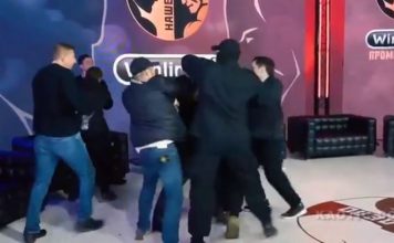 VIDEO. Intră să vezi cum arată o bătaie LIVE la TV în Rusia! VIDEO. Intră să vezi cum arată o bătaie LIVE la TV în Rusia!