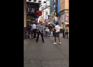 VIDEO. Un singur pumn a fost de ajuns pentru a-l trimite la culcare în centrul New York-ului! VIDEO. Un singur pumn a fost de ajuns pentru a-l trimite la culcare în centrul New York-ului!