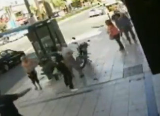 VIDEO. A lovit un bătrân pe stradă și a primit ce merita instant! VIDEO. A lovit un bătrân pe stradă și a primit ce merita instant!