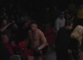 VIDEO. A fost aruncat afară din ring, după care a intrat înapoi că să-și distrugă adversarul! VIDEO. A fost aruncat afară din ring, după care a intrat înapoi că să-și distrugă adversarul!