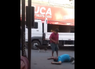 VIDEO. L-a „adormit” în plină stradă cu o singură lovitură! VIDEO. L-a "adormit" în plină stradă cu o singură lovitură!