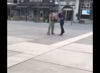 VIDEO. L-a făcut KO în mijlocul pieței, lăsându-l într-o poziție extrem de inconfortabilă! VIDEO. L-a făcut KO în mijlocul pieței, lăsându-l într-o poziție extrem de inconfortabilă!