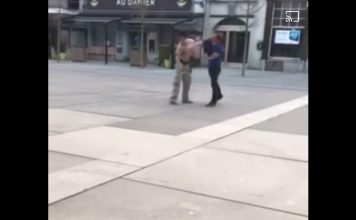 VIDEO. L-a făcut KO în mijlocul pieței, lăsându-l într-o poziție extrem de inconfortabilă! VIDEO. L-a făcut KO în mijlocul pieței, lăsându-l într-o poziție extrem de inconfortabilă!