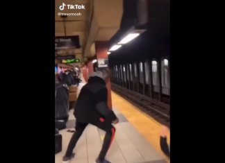 VIDEO. În timpul bătăii a căzut pe șinele de la metrou! VIDEO. În timpul bătăii a căzut pe șinele de la metrou!