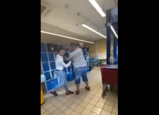 VIDEO. N-a vrut să poarte mască și l-a luat la bătaie cu un cârnat! VIDEO. N-a vrut să poarte mască și l-a luat la bătaie cu un cârnat!