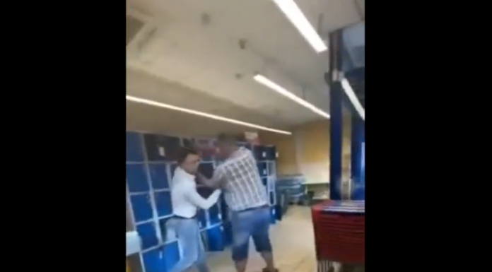VIDEO. N-a vrut să poarte mască și l-a luat la bătaie cu un cârnat! VIDEO. N-a vrut să poarte mască și l-a luat la bătaie cu un cârnat!