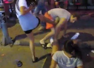 VIDEO. Turist american bătut de câteva femei thailandeze! VIDEO. Turist american bătut de câteva femei thailandeze!