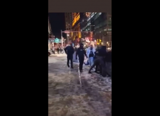 VIDEO. Lupta 3 la 1, după ce mai mulți bărbați s-au legat de niște femei! VIDEO. Lupta 3 la 1, după ce mai mulți bărbați s-au legat de niște femei!