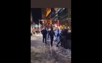 VIDEO. Lupta 3 la 1, după ce mai mulți bărbați s-au legat de niște femei! VIDEO. Lupta 3 la 1, după ce mai mulți bărbați s-au legat de niște femei!