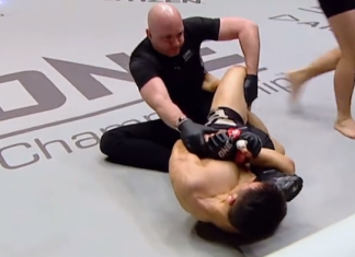 VIDEO. Arbitrul a oprit lupta, iar luptătorul făcut KO l-a atacat! VIDEO. Arbitrul a oprit lupta, iar luptătorul făcut KO l-a atacat!