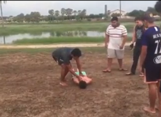 VIDEO. L-a lăsat lat, cu capul în nisip! VIDEO. L-a lăsat lat, cu capul în nisip!