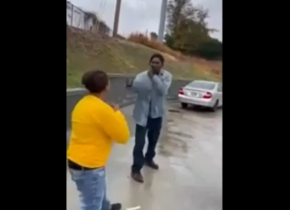 VIDEO. S-au legat de un om al străzii și au primit ce-au meritat! VIDEO. S-au legat de un om al străzii și au primit ce-au meritat!