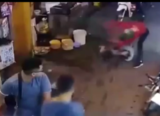 VIDEO. L-a prins în timp e voia să-i fure motorul și a sărit instant pe el! VIDEO. L-a prins în timp e voia să-i fure motorul și a sărit instant pe el!