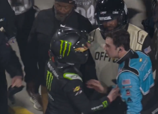 VIDEO. Bătaie între doi piloți de NASCAR, chiar la marginea pistei! VIDEO. Bătaie între doi piloți de NASCAR, chiar la marginea pistei!