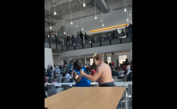 VIDEO. S-au bătut în mall pentru mâncare! VIDEO. S-au bătut în mall pentru mâncare!