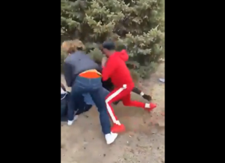 VIDEO. A fost atacat de 3 tipi și tot a reușit să-i pună la respect! VIDEO. A fost atacat de 3 tipi și tot a reușit să-i pună la respect!