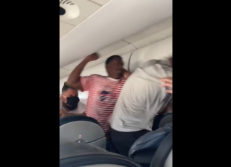 VIDEO. S-au bătut în avion pentru un scaun rabatabil! VIDEO. S-au bătut în avion pentru un scaun rabatabil!