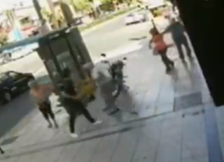 VIDEO. A lovit un bătrân pe stradă și imediat a regretat! VIDEO. A lovit un bătrân pe stradă și imediat a regretat!