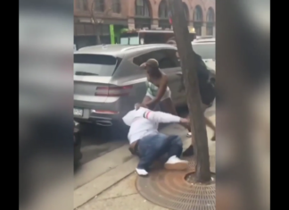 VIDEO. L-au bătut două femei și l-au lăsat fără tricou în plină stradă! VIDEO. L-au bătut două femei și l-au lăsat fără tricou în plină stradă!