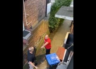 VIDEO. Cine câștigă bătălia vecinilor? Vecinul tânăr care a atacat sau vecinul bătrân care se apără? VIDEO. Cine câștigă bătălia vecinilor? Vecinul tânăr care a atacat sau vecinul bătrân care se apără?