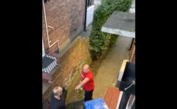 VIDEO. Cine câștigă bătălia vecinilor? Vecinul tânăr care a atacat sau vecinul bătrân care se apără? VIDEO. Cine câștigă bătălia vecinilor? Vecinul tânăr care a atacat sau vecinul bătrân care se apără?