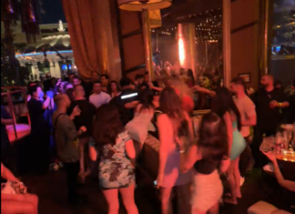 VIDEO. Ce se întâmplă când femeile se iau la bătaie în club? VIDEO. Ce se întâmplă când femeile se iau la bătaie în club?