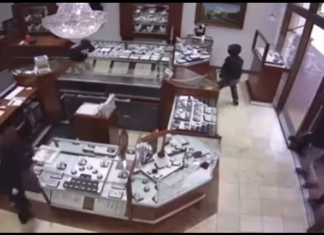 VIDEO. Au încercat să spargă magazinul, dar nu s-au așteptat la o asemenea ripostă! VIDEO. Au încercat să spargă magazinul, dar nu s-au așteptat la o asemenea ripostă!