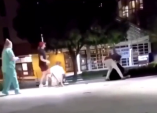 VIDEO. A făcut KO un polițist după care a continuat bătaia la sol! VIDEO. A făcut KO un polițist după care a continuat bătaia la sol!