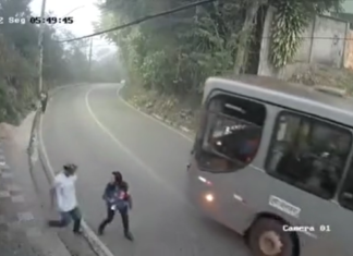 VIDEO. A început să-și bată prietena, dar un autobuz a oprit la momentul potrivit! VIDEO. A început să-și bată prietena, dar un autobuz a oprit la momentul potrivit!