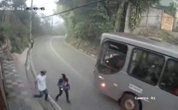 VIDEO. A început să-și bată prietena, dar un autobuz a oprit la momentul potrivit! VIDEO. A început să-și bată prietena, dar un autobuz a oprit la momentul potrivit!