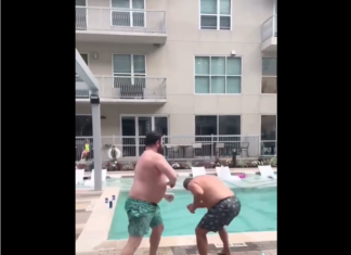 VIDEO. Bătaie la piscină între 2 bărbați lipsiți de condiție fizică! VIDEO. Bătaie la piscină între 2 bărbați lipsiți de condiție fizică!